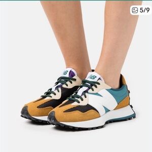 New Balance 327 in Moonstone